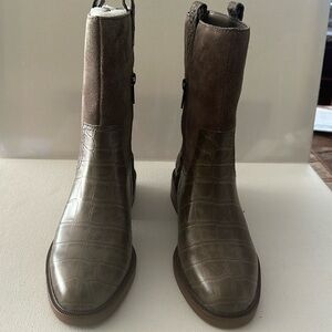 NWT Vince CAMUTO Taupe Suede/Leather Half Boots with half side zipper. Size 7 M